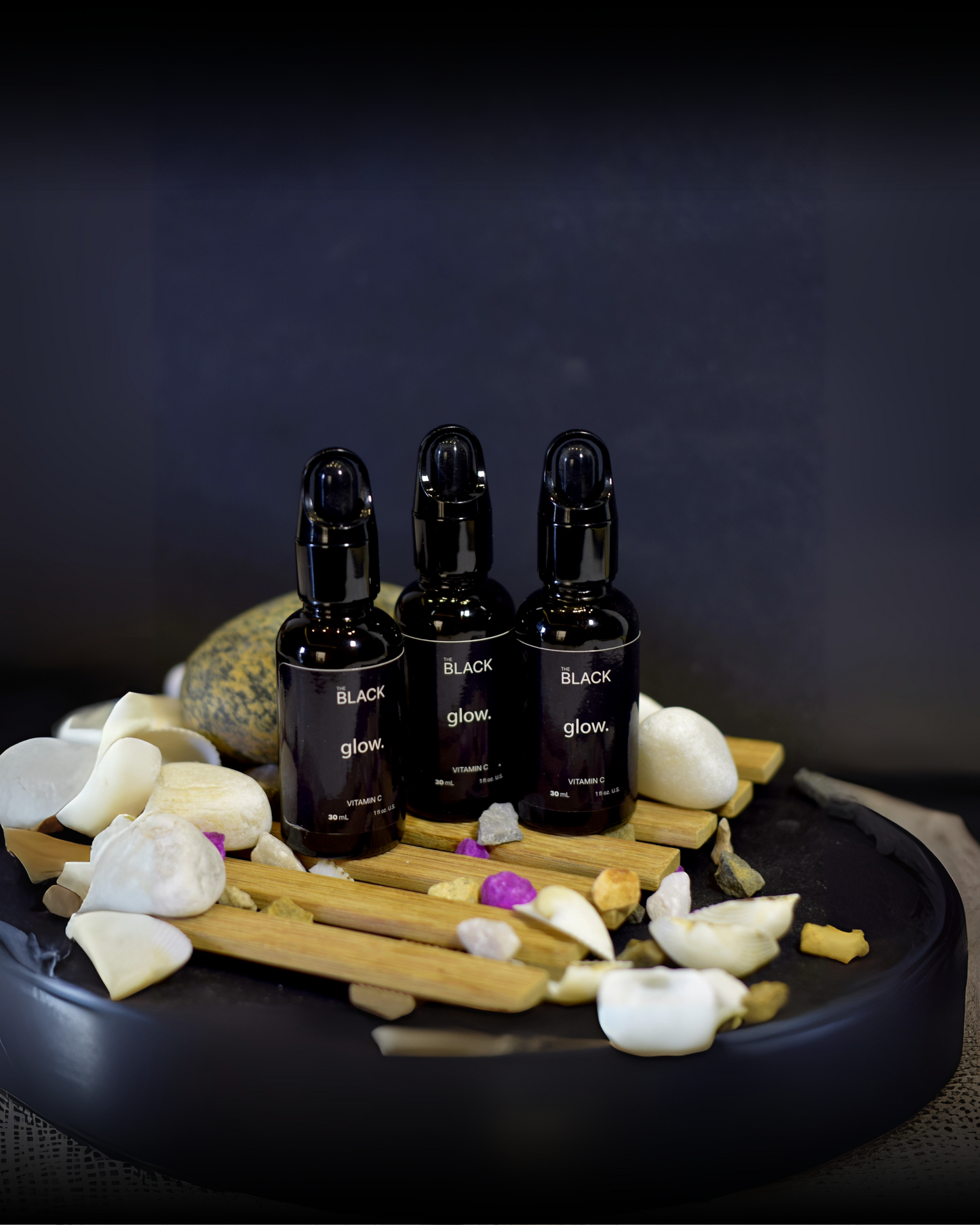THE BLACK VITAMIN C BRIGHTENING SERUM (30ml)