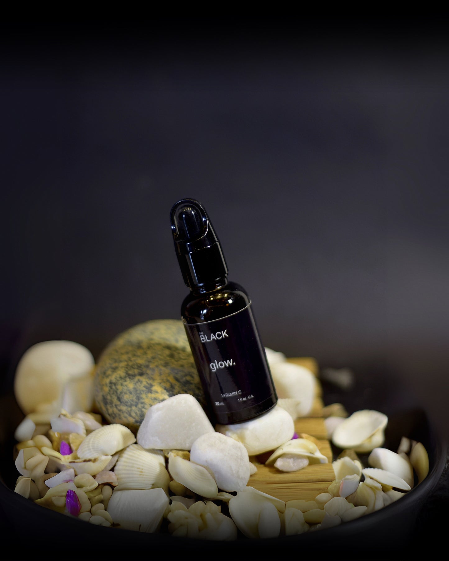 THE BLACK VITAMIN C BRIGHTENING SERUM (30ml)
